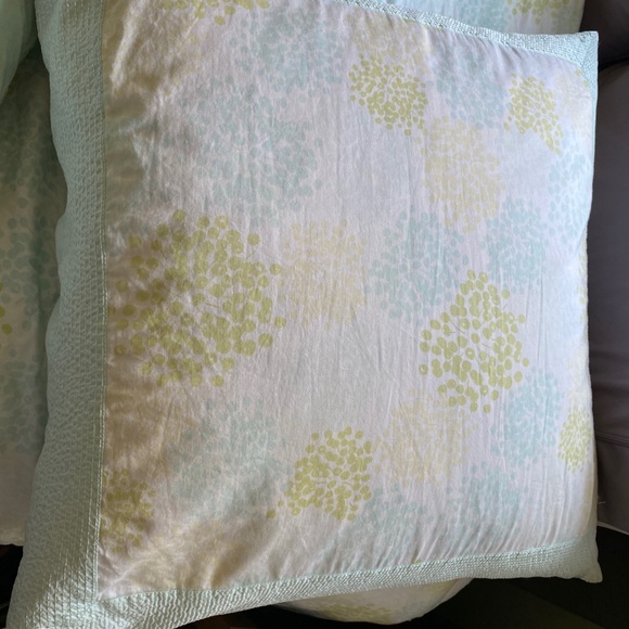 DKNY Queen/Double size comforter set w. pillows - Picture 3 of 4